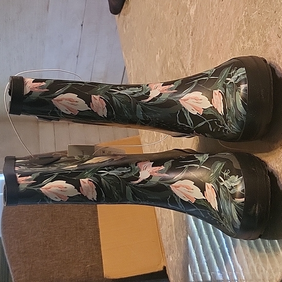 NWT rain boots/sloggers - Picture 2 of 6